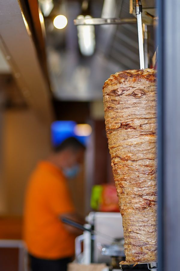Szybkie jedzenie, szybki zysk: Czy mobilna franczyza z kebabem to dobry pomysł?